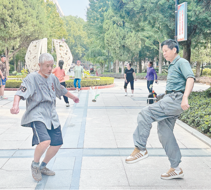 裴其娟, 民加入毽球, 岁孩子